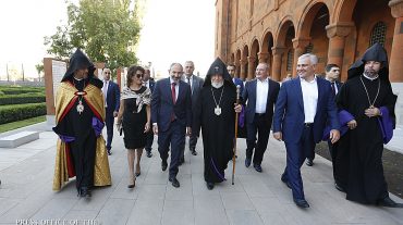 Նիկոլ Փաշինյանը և Աննա Հակոբյանը ներկա են գտնվել Մայր Աթոռ Սուրբ Էջմիածնի հիմնանորոգված Վեհարանի բացմանը