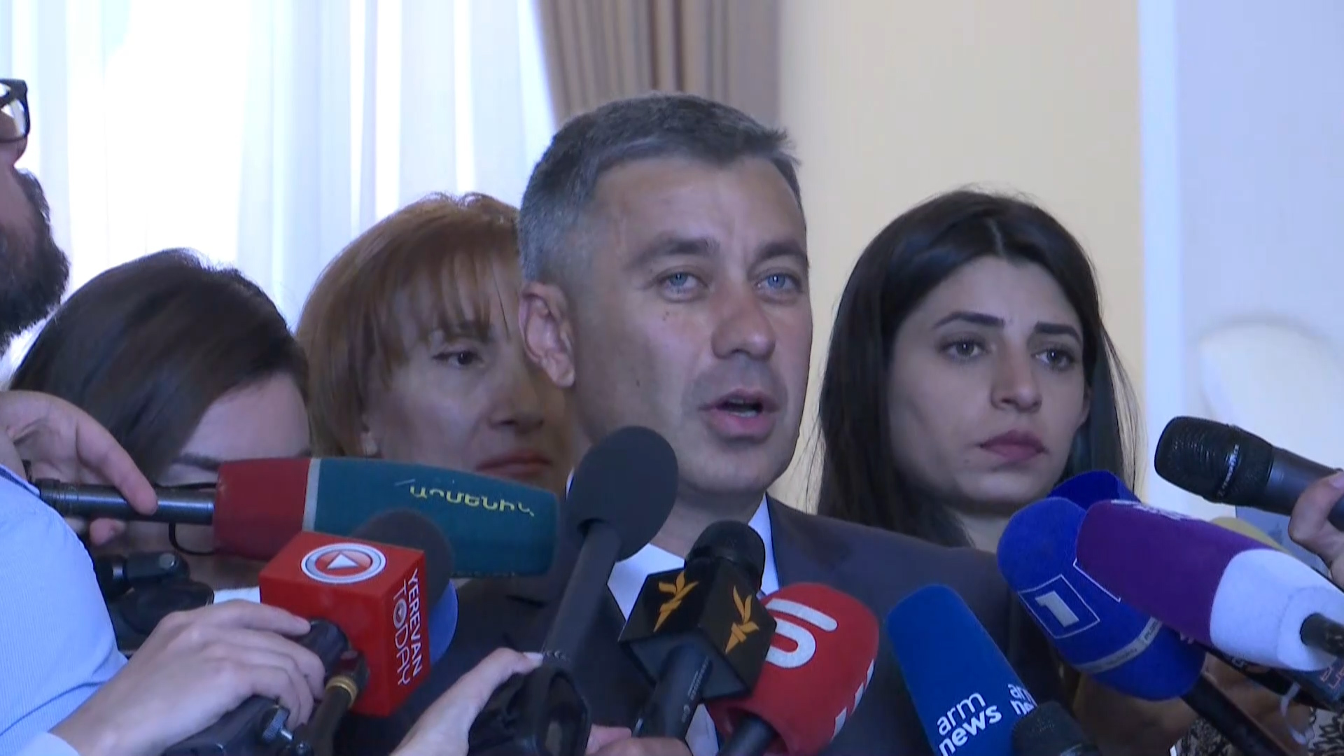 Վարչապետը խնայողաբար էր մոտենում բառերին, դրանից հետո անսպասելի էր Վանեցյանի հայտարարությունը. խոսնակ