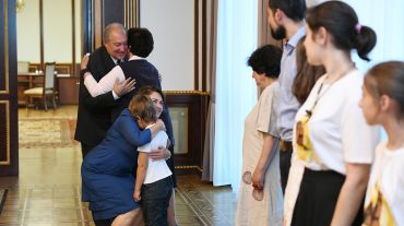«Մեզ համար նա լեգենդ է». նախագահը հյուրընկալել է Հովհաննես Թումանյանի ժառանգներին