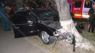 Երևանում Mercedes-ը բախվել է ծառին. կան վիրավորներ