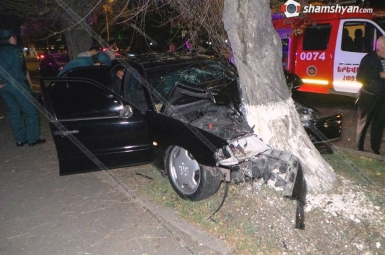 Երևանում Mercedes-ը բախվել է ծառին. կան վիրավորներ