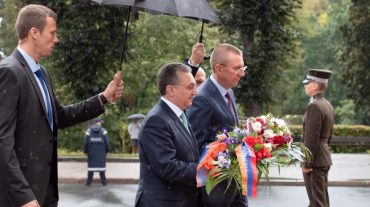 Զոհրաբ Մնացականյանը ծաղկեպսակ է դրել Ռիգայի Ազատության հուշարձանին