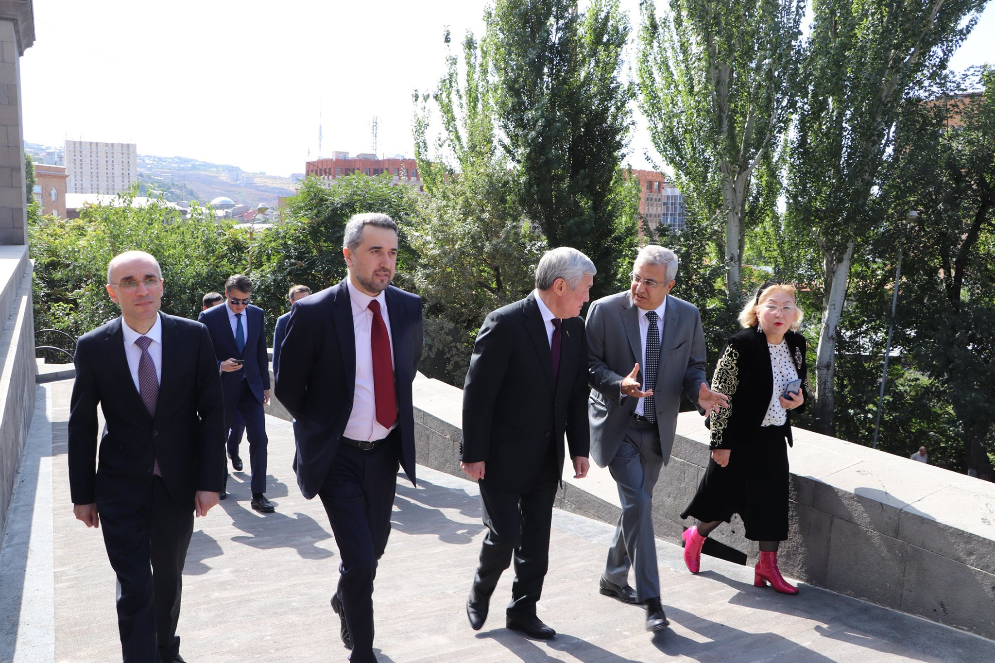 Ղազախստանի փոխվարչապետն այցելել է Մատենադարան