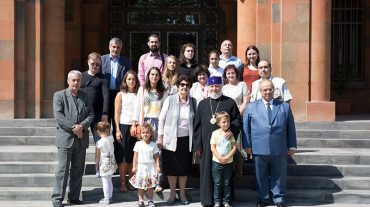 Ամենայն Հայոց կաթողիկոսը հանդիպեց Հովհաննես Թումանյանի ժառանգներին