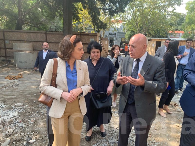 ՀՀ ԱԺ պատվիրակությունն այցելել է Թբիլիսիի հայկական թատրոն