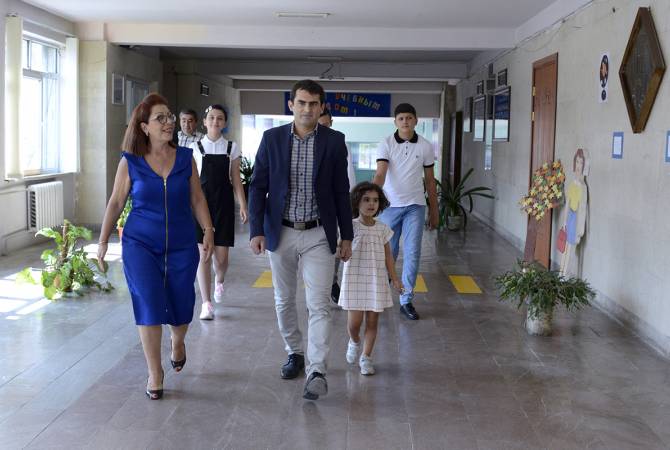 Հակոբ Արշակյանը «բաց դաս» է անցկացրել Երևանի դպրոցներից մեկում
