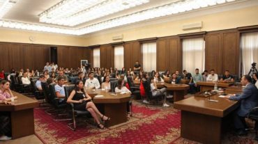 Էնֆիաջյանն ուսանողների հետ հանդիպմանը քննարկել է կրթաթոշակը 20 հազար դրամ դարձնելու մասին նախագիծը