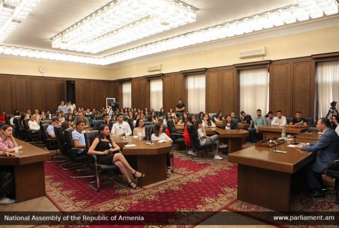 Էնֆիաջյանն ուսանողների հետ հանդիպմանը քննարկել է կրթաթոշակը 20 հազար դրամ դարձնելու մասին նախագիծը