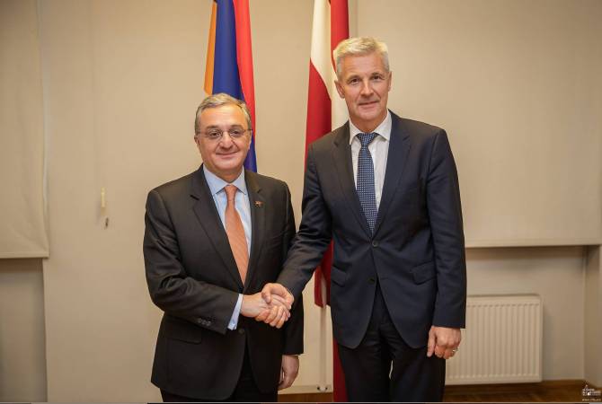 Զոհրաբ Մնացականյանը հանդիպել է Լատվիայի փոխվարչապետ, ՊՆ նախարար Արտիս Պաբրիկսի հետ