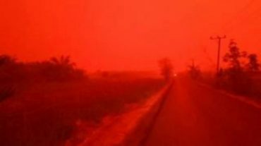 Ինդոնեզիայում անտառային հրդեհներից երկինքը կարմիր գույն է ստացել
