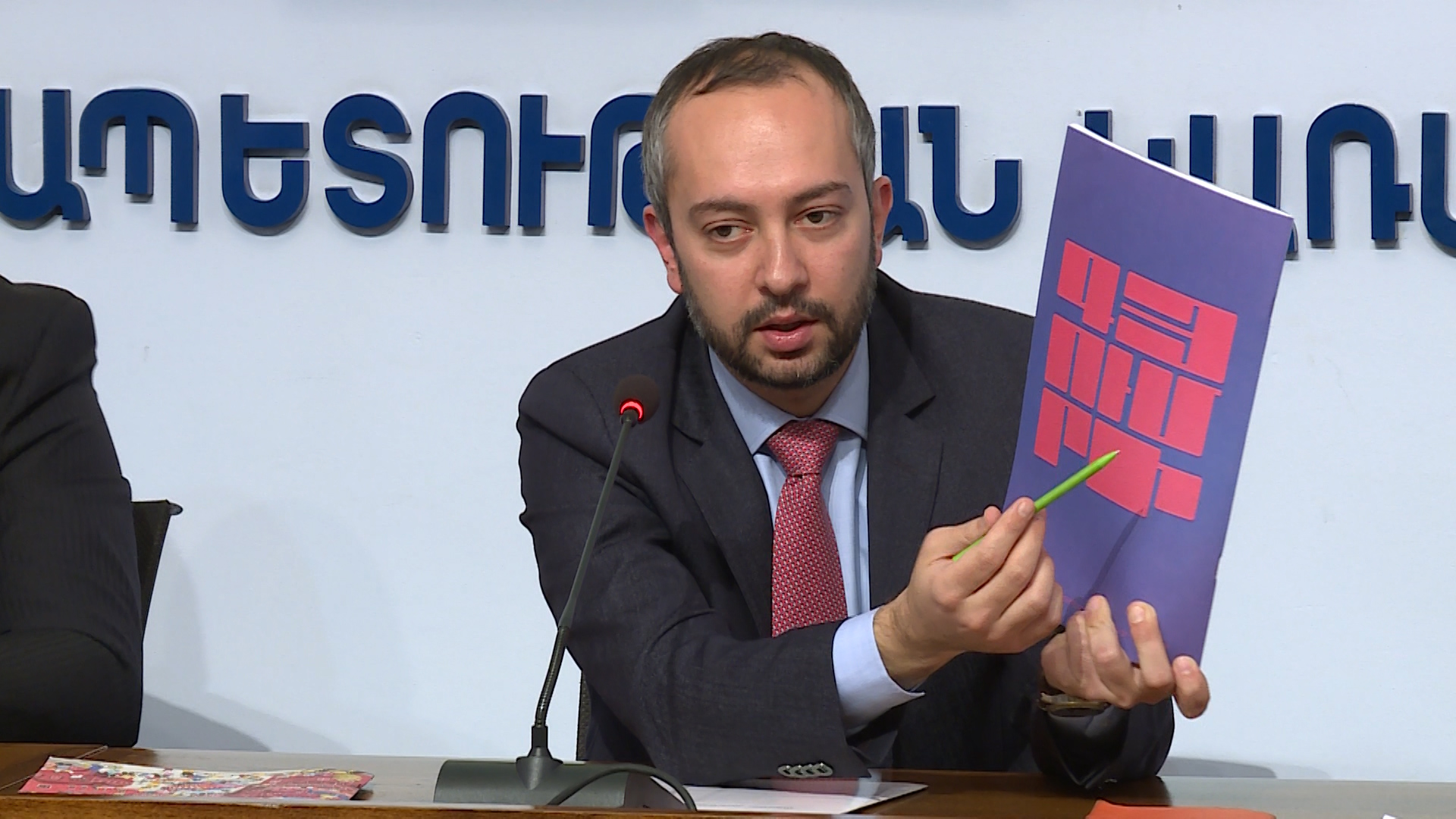 Ինչո՞ւ է պաստառների վրա «Գյումրի» բառը սխալ տողադարձ արվել, և որքա՞ն է ծախսվել միջոցառումների կազմակերպման համար