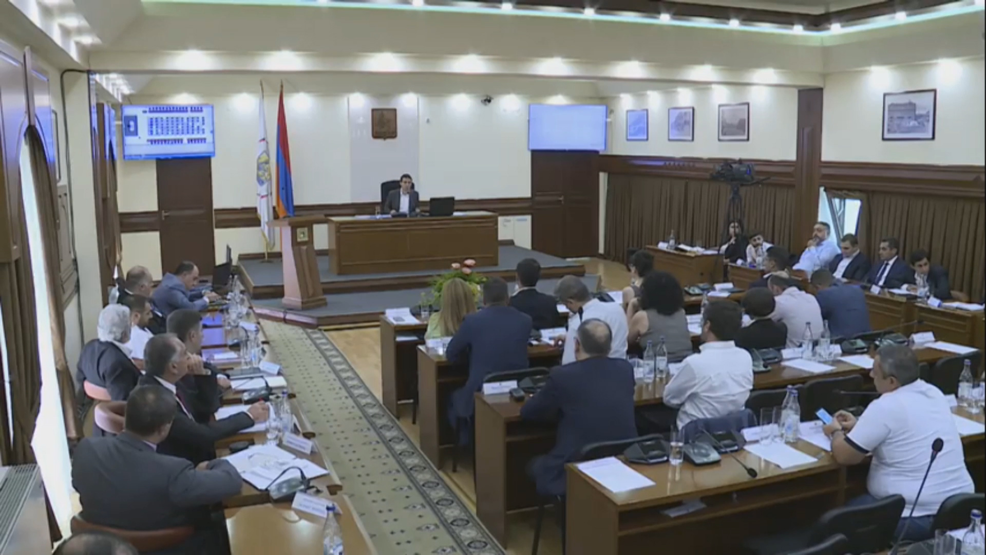 Թեժ հարցուպատասխան ավագանու նիստում
