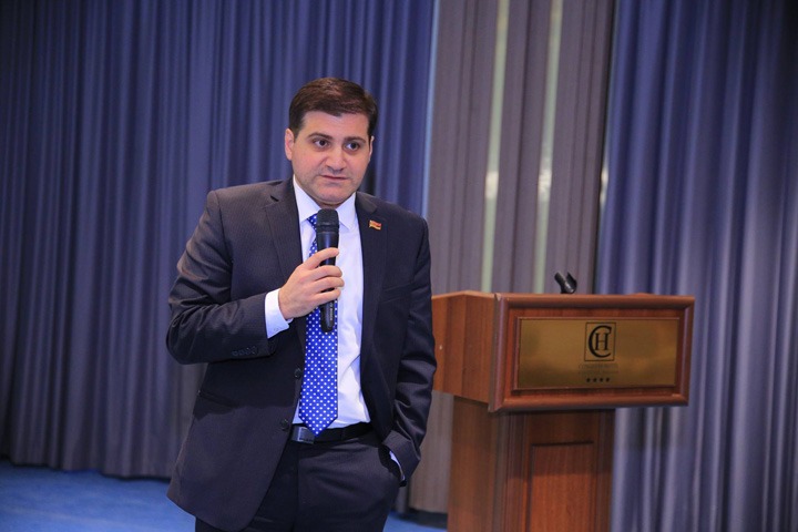 Արման Բաբաջանյանը լքում է «Լուսավոր Հայաստան» խմբակցությունը