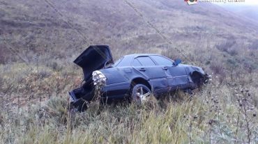 Գեղարքունիքի մարզում վարորդը Mercedes-ով դուրս է եկել երթևեկելի գոտուց և հայտնվել դաշտում. 3 հոգի հոսպիտալացվել է