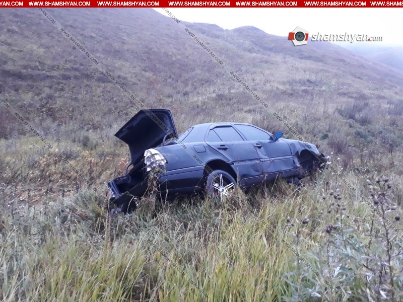 Գեղարքունիքի մարզում վարորդը Mercedes-ով դուրս է եկել երթևեկելի գոտուց և հայտնվել դաշտում. 3 հոգի հոսպիտալացվել է