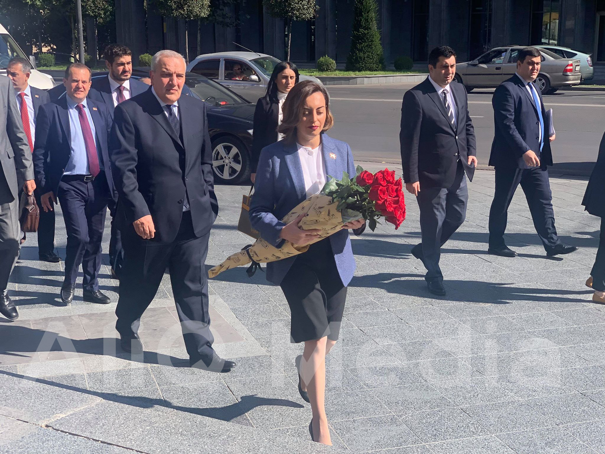 Լենա Նազարյանը Թբիլիսիում ծաղիկներ է դրել Ապրիլի 9-ի հուշահամալիրի մոտ