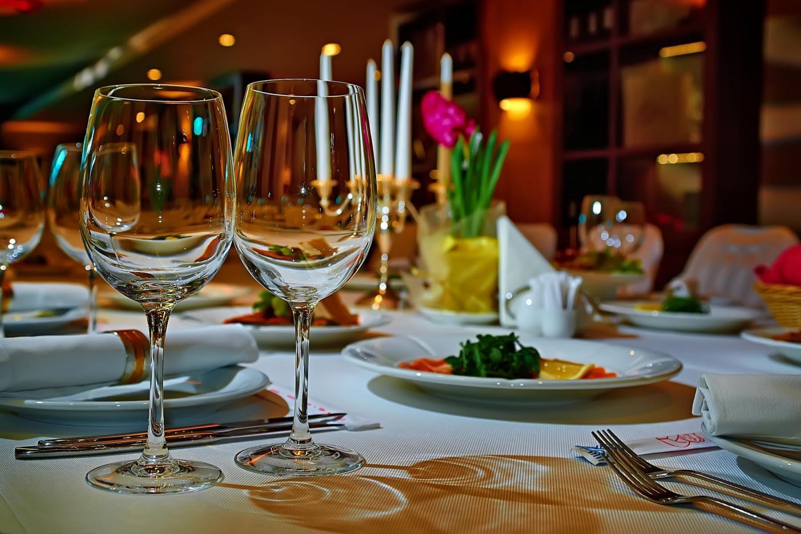 Годовщина ресторана. Накрытый стол в кафе. Столик в ресторане. Романтический ужин в ресторане. Красивый стол в ресторане.