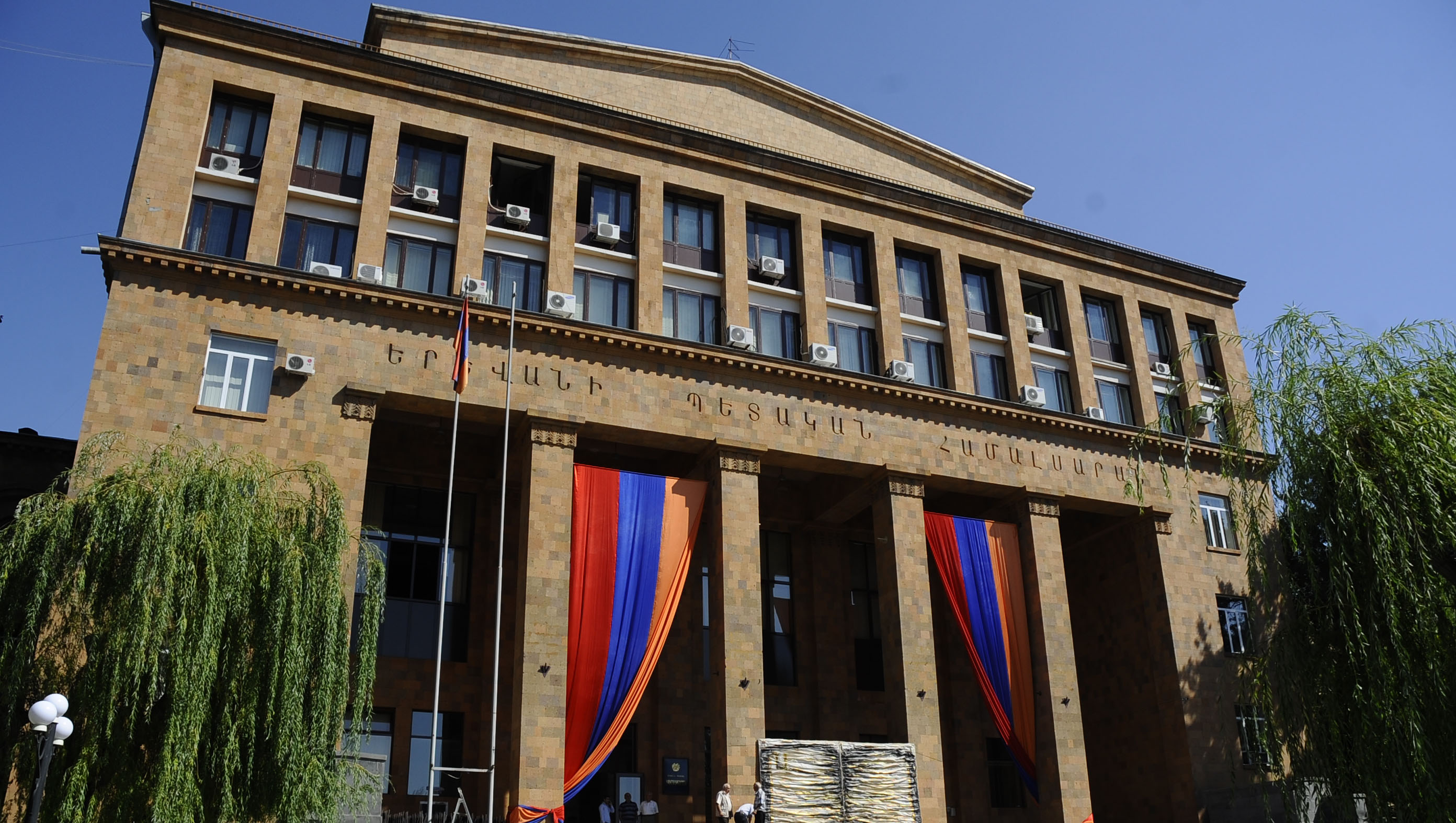 Մայր բուհը տոնում է 100-ամյակը. շնորհավորանքներ հայտնի համալսարանականներից