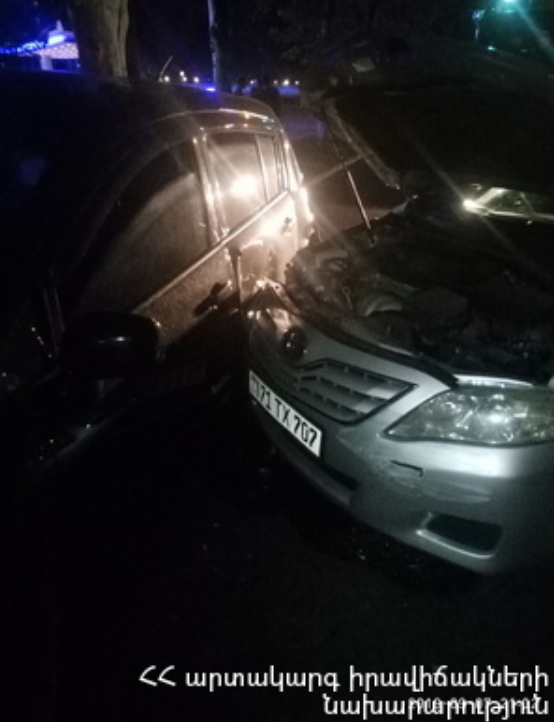 «Հաղթանակ» զբոսայգու մոտակայքում «Toyota Camry»-ն բախվել է կայանած «Nissan Versa»-ին