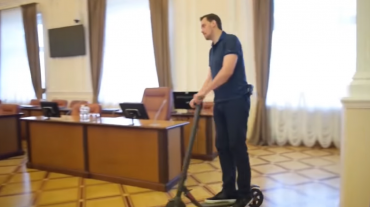 Ուկրաինայի նորընտիր վարչապետը ինքնագլդորով շրջել է կառավարության շենքով