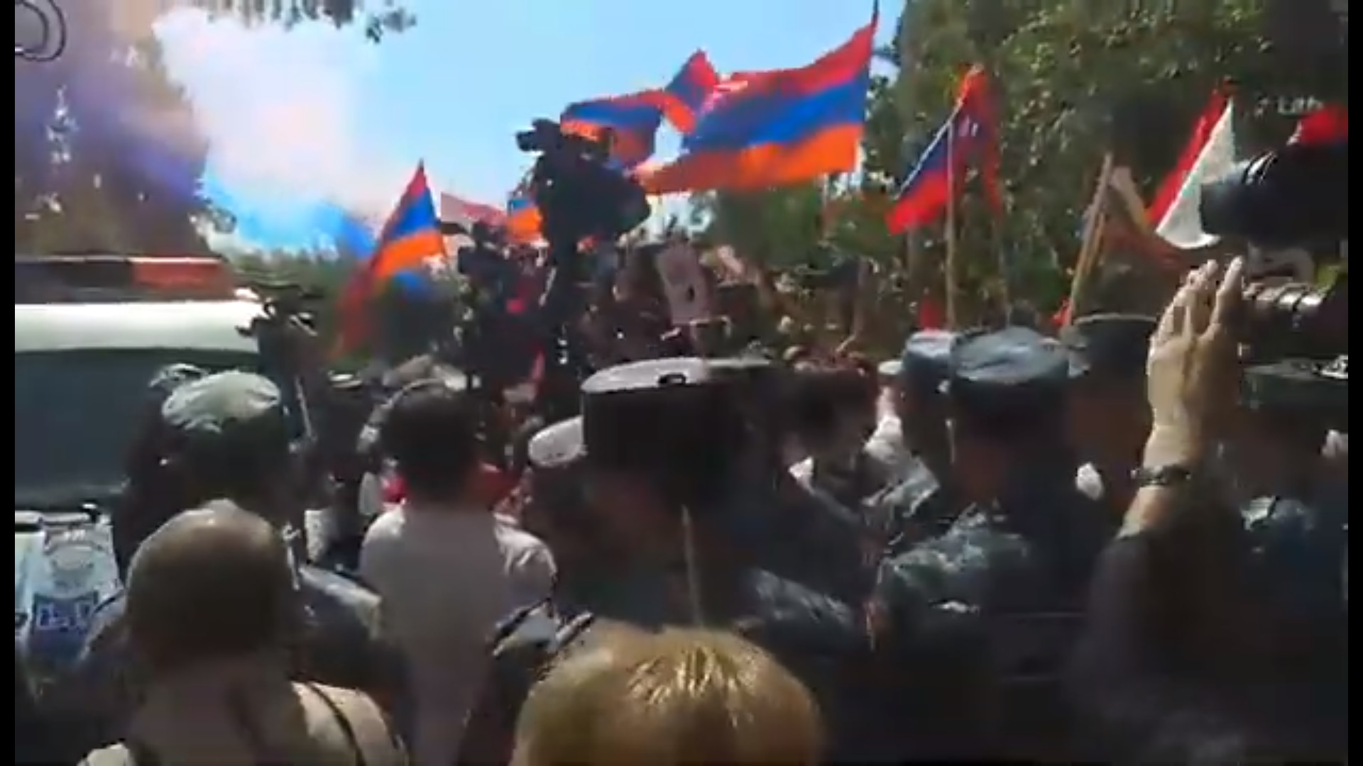 «Հաղ-թել ենք». ինչպե՞ս ընդունեցին Ռոբերտ Քոչարյանին կալանքից չազատելու լուրը դատարանի բակում