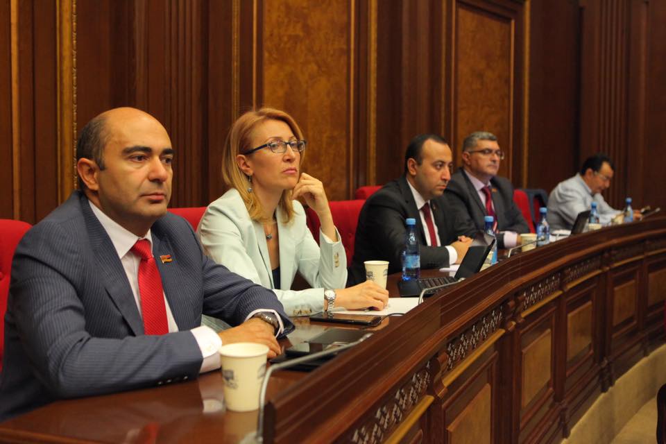 «Լուսավոր Հայաստանը» կողմ է քվեարկելու Հրայր Թովմասյանի լիազորությունների դադարեցման հարցով ՍԴ դիմելու նախագծին