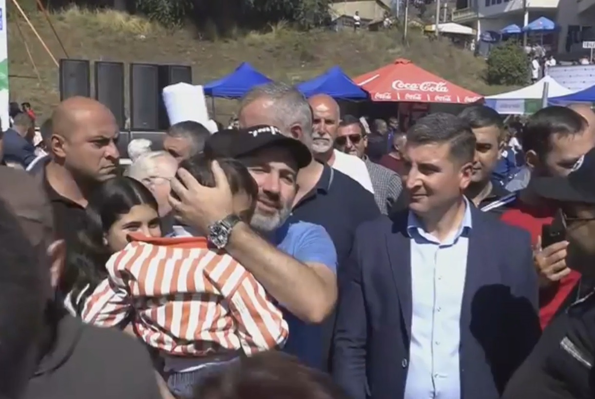 Այ ցավդ տանեմ, նկարվելու համար երեխուն մի´ լացացրու. Փաշինյանը՝ սևանցի տղամարդուն