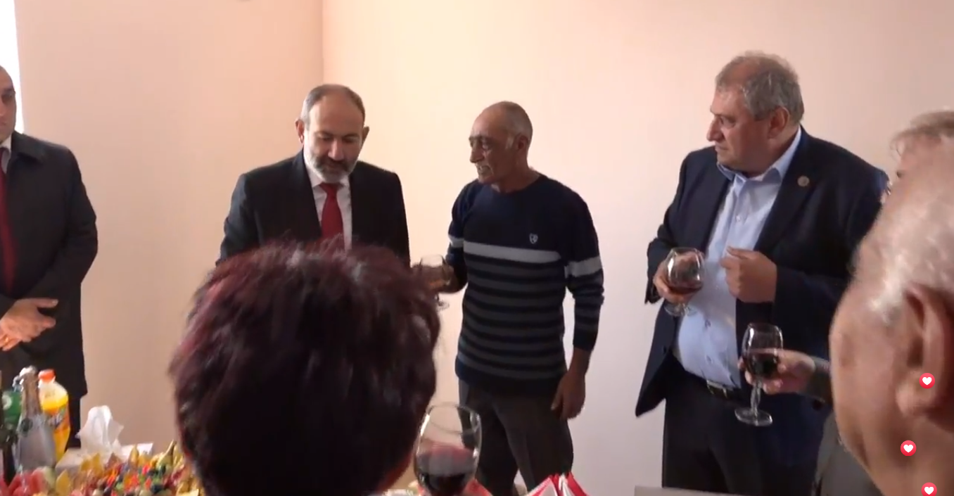 Վարչապետին Ջրաշենում գլխարկ նվիրեցին