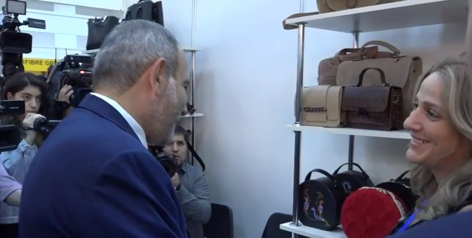 Աննա Հակոբյանին պայուսակ նվիրեցին. վարչապետն այցելել է EXPO2019