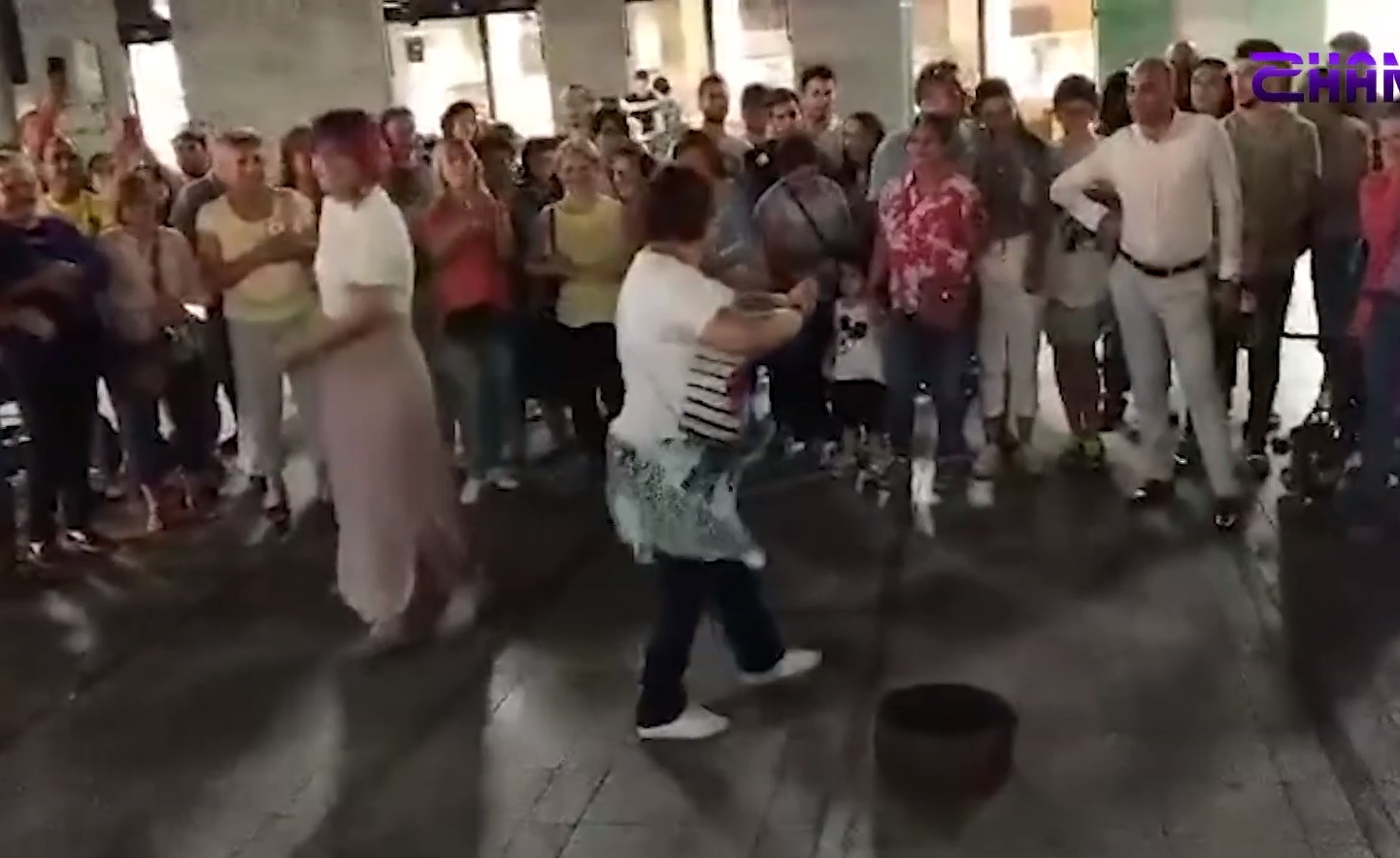 Անցորդ կանանց պարը Հյուսիսային պողոտայում