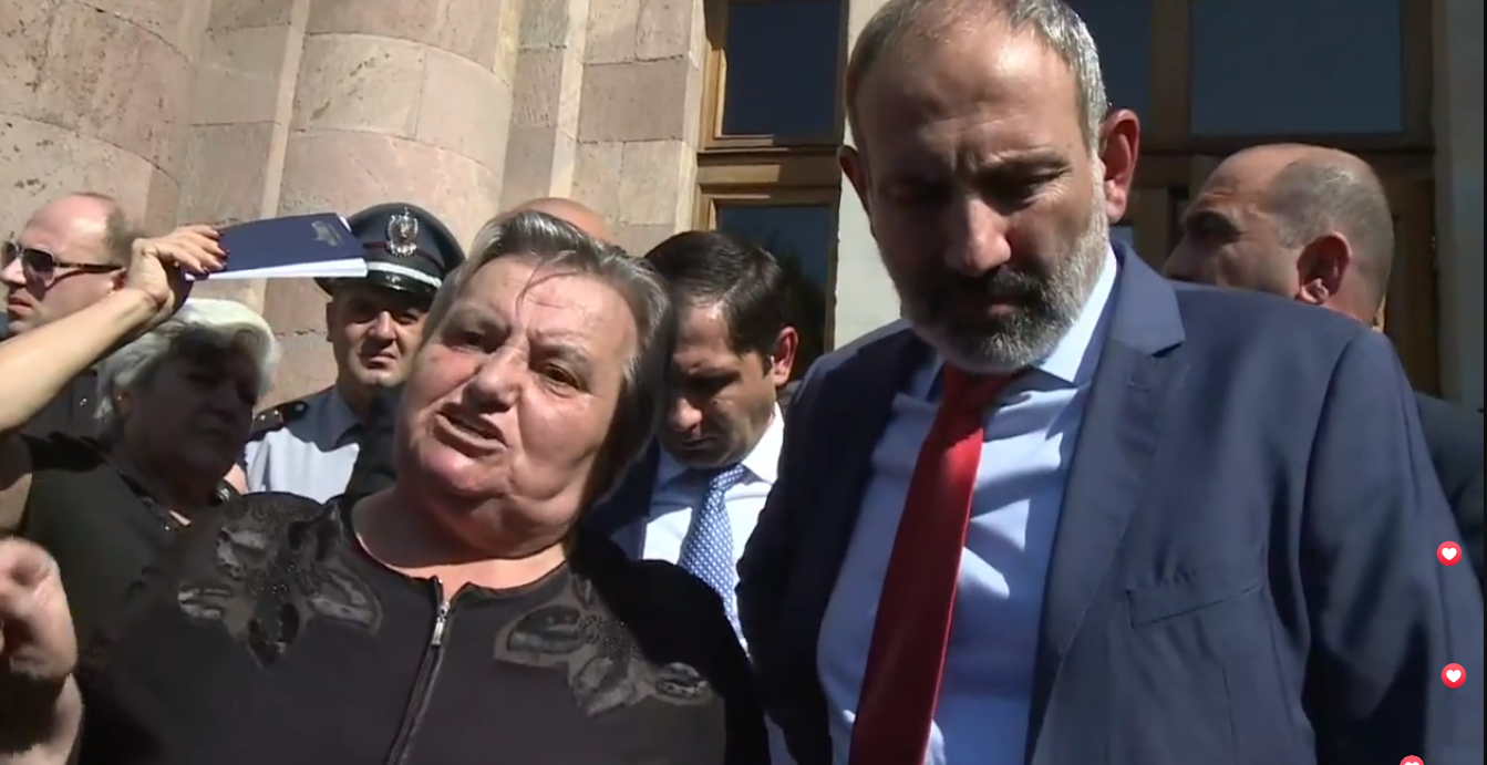 Ես ամաչում եմ, որ սենց հարց կա. Փաշինյանը հանդիպել է  քաղաքացիներին