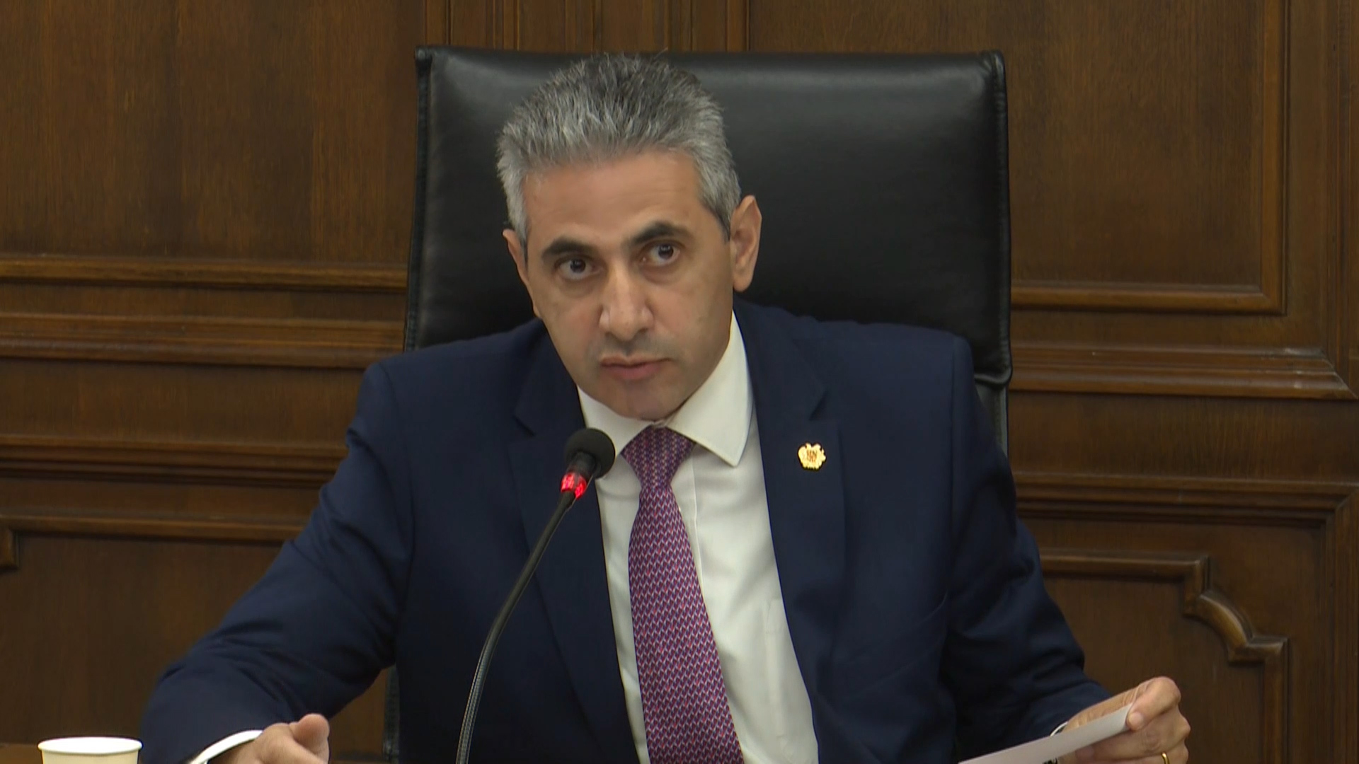 Ստիպված էինք մուտքի մոտ սպասել 15 րոպե․ ՍԴ աշխատակազմի ղեկավարը դիտողություն արեց ԱԺ գործընկերոջը