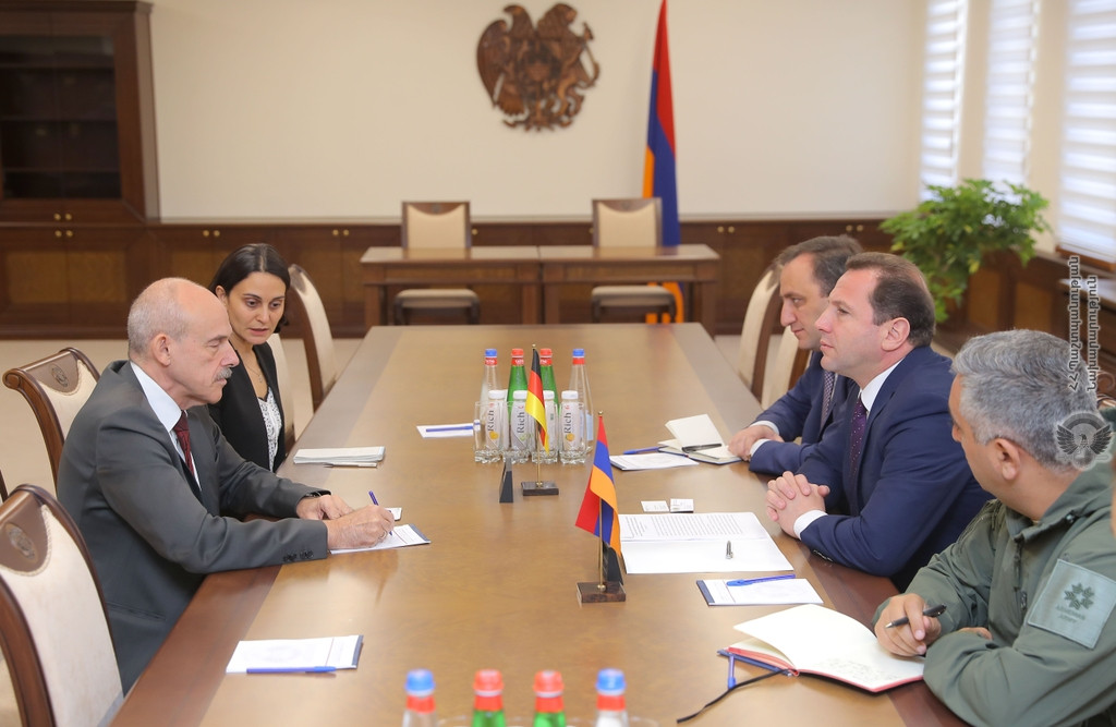 Գերմանիայի նորանշանակ դեսպանը հանդիպել ՀՀ ՊՆ ղեկավարի հետ