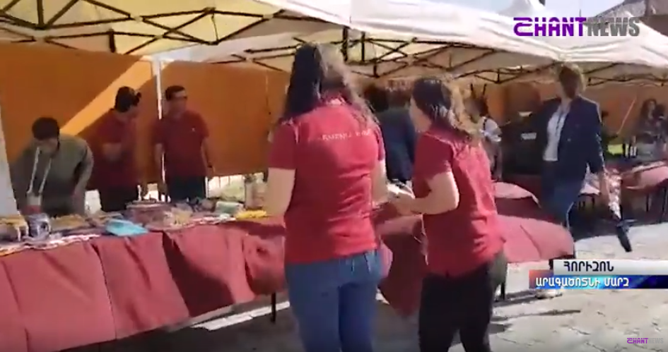 Քամին քանդում է Արագածոտնի համաժողովին կից ցուցահանդեսի տաղավարները