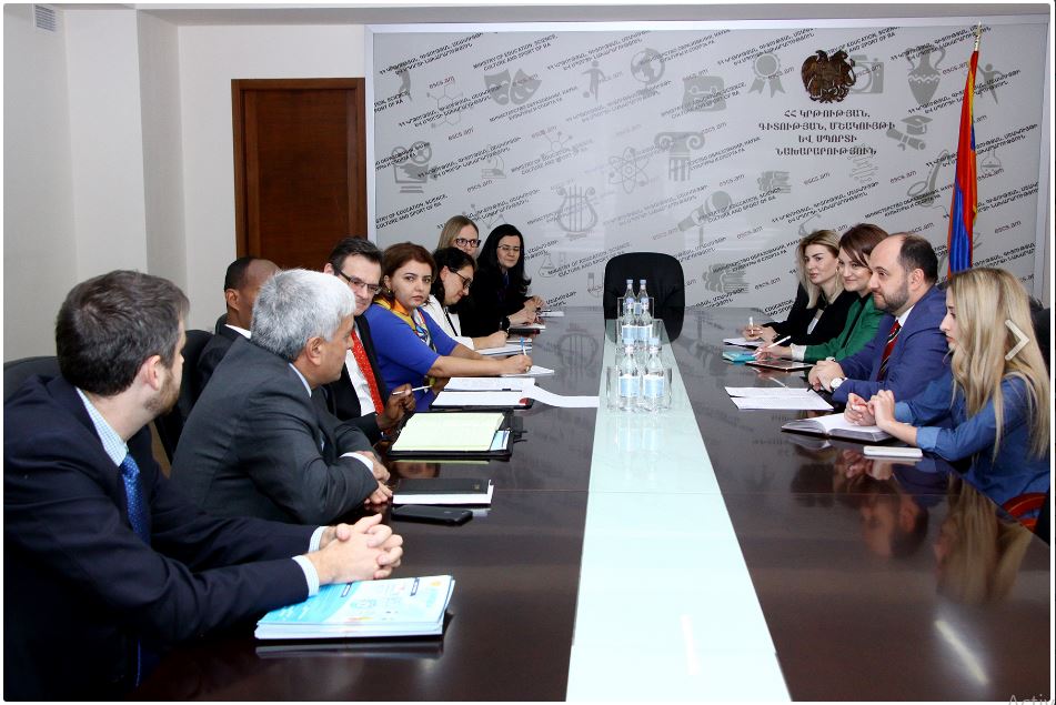 ԿԳՄՍ նախարար Արայիկ Հարությունյանն ընդունել է ՀԲ ներկայացուցիչ Հարի Պատրինոսին