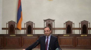 ԱԱԾ են կանչվել Հրայր Թովմասյանի 75-ամյա հայրը և երկու դուստրերը
