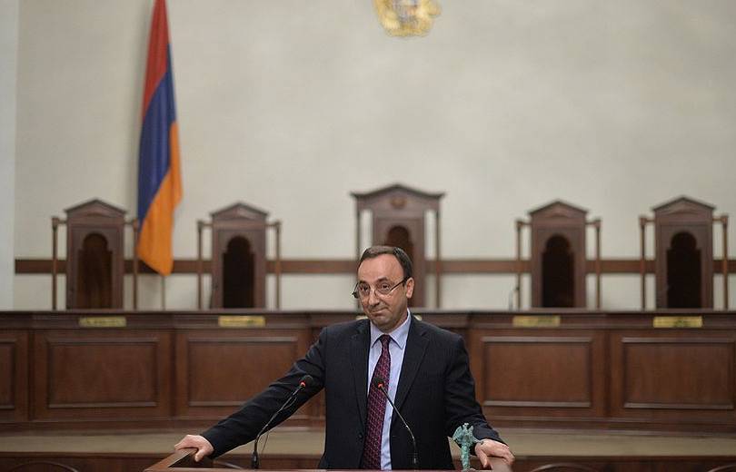 Հրայր Թովմասյանն արձակուրդում է. ՍԴ-ն առանց նրա կորոշի նրա վերաբերյալ ԱԺ դիմումը վարույթ ընդունել-չընդունելու հարցը