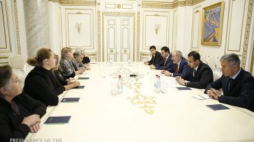 Ձեր խնդիրները մեր մշտական ուշադրության կենտրոնում են. վարչապետը հանդիպել է զոհված զինծառայողների մայրերի հետ