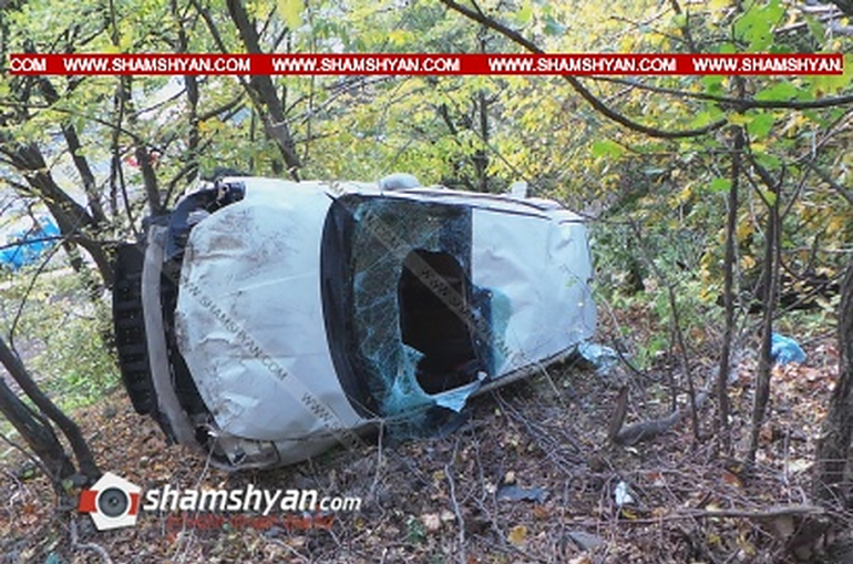 Դիլիջանի ոլորաններում Nissan Tiida-ն դուրս է եկել երթևեկելի հատվածից և կողաշրջված հայտնվել ծառերի մեջ