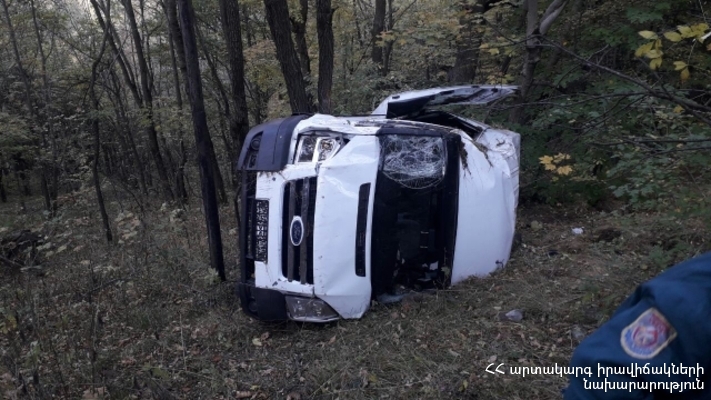 Երևան-Դիլիջան ավտոճանապարհին մեքենան դուրս է եկել երթևեկելի հատվածից և մոտ 10 մ գլորվել ձորը