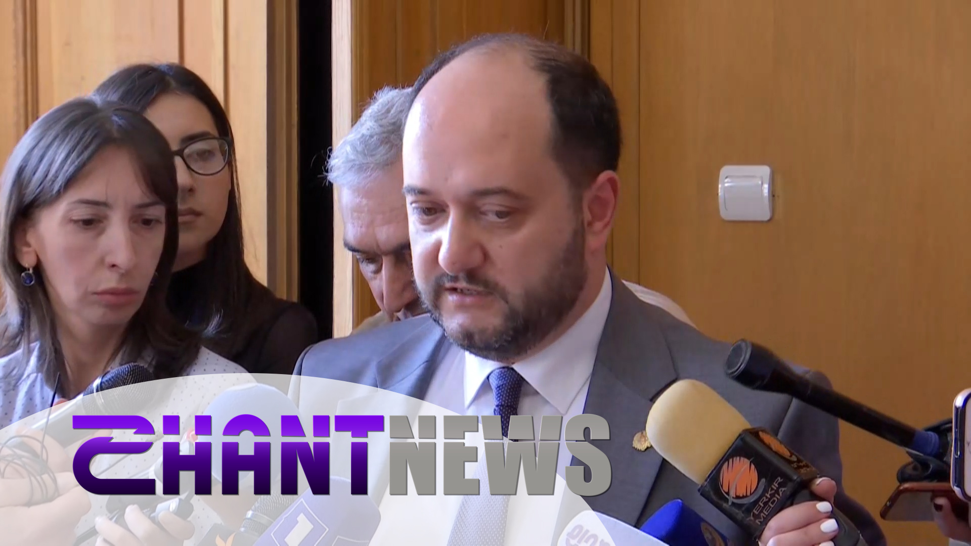 Խնդրո´ւմ եմ, սենսացիաներ չանել. նախարարը՝ եկեղեցու պատմություն առարկայի ճակատագրի մասին