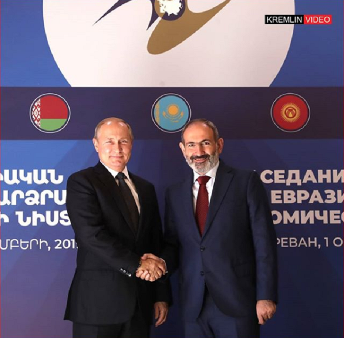 Կրեմլը հրապարակել է Պուտինի և Փաշինյանի ձեռքսեղմման լուսանկարը