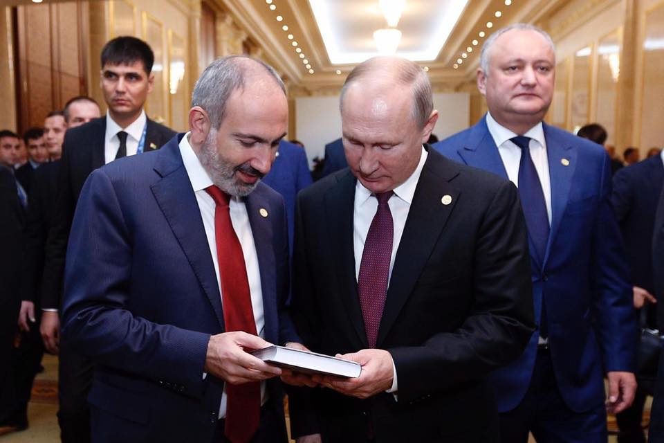 Քանի որ քննարկման նյութ է դարձել՝ պարզաբանեմ. Փաշինյանը՝ Պուտինին նվիրած գրքի մասին