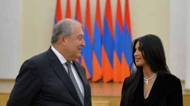 Քիմ և Քորթնի Քարդաշյանները հյուրընկալվել են նախագահի նստավայրում