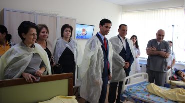 Արարատի մարզպետն այցելել է սննդային թունավորում ստացած երեխաներին