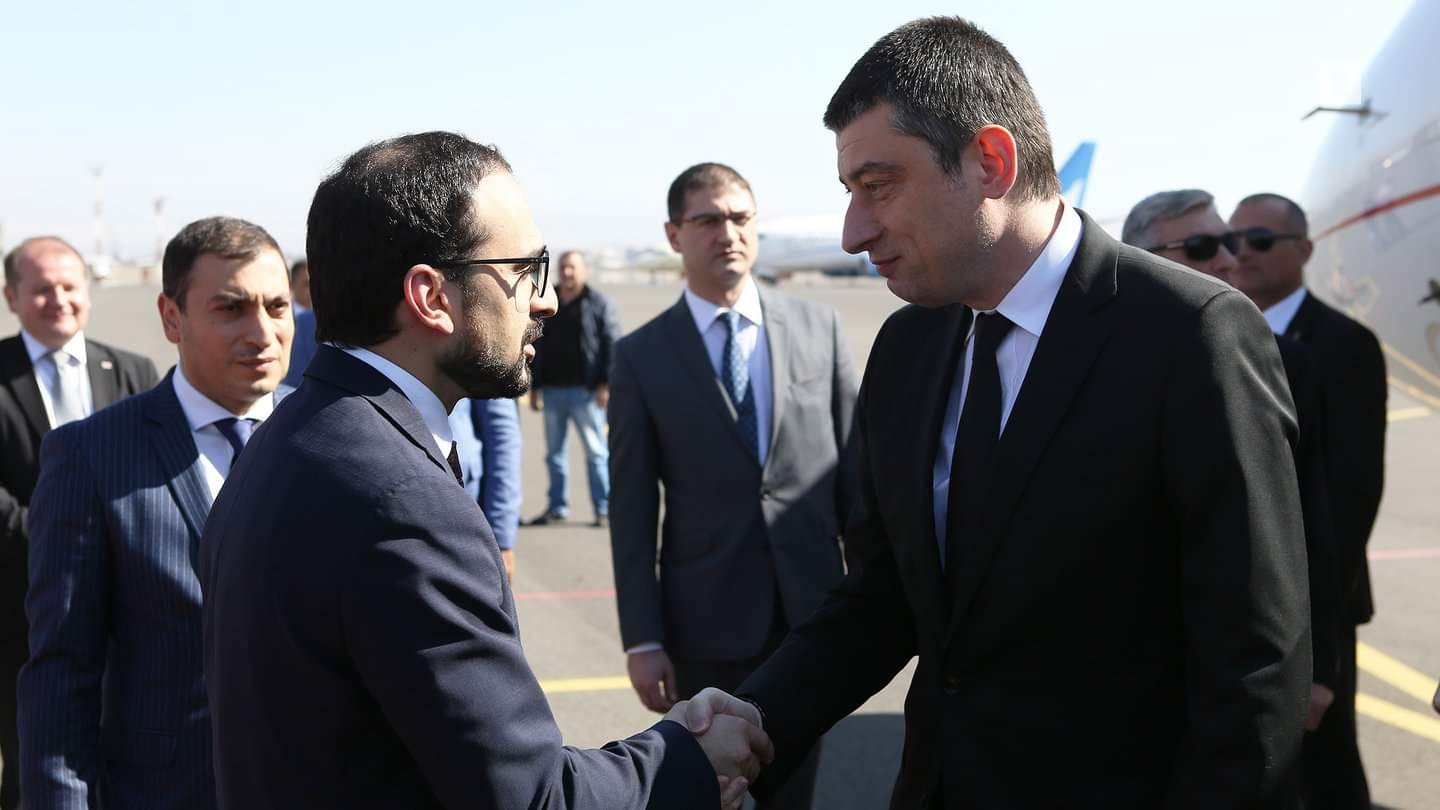 Տիգրան Ավինյանը «Զվարթնոց»-ում դիմավորել է Գիորգի Գախարիային