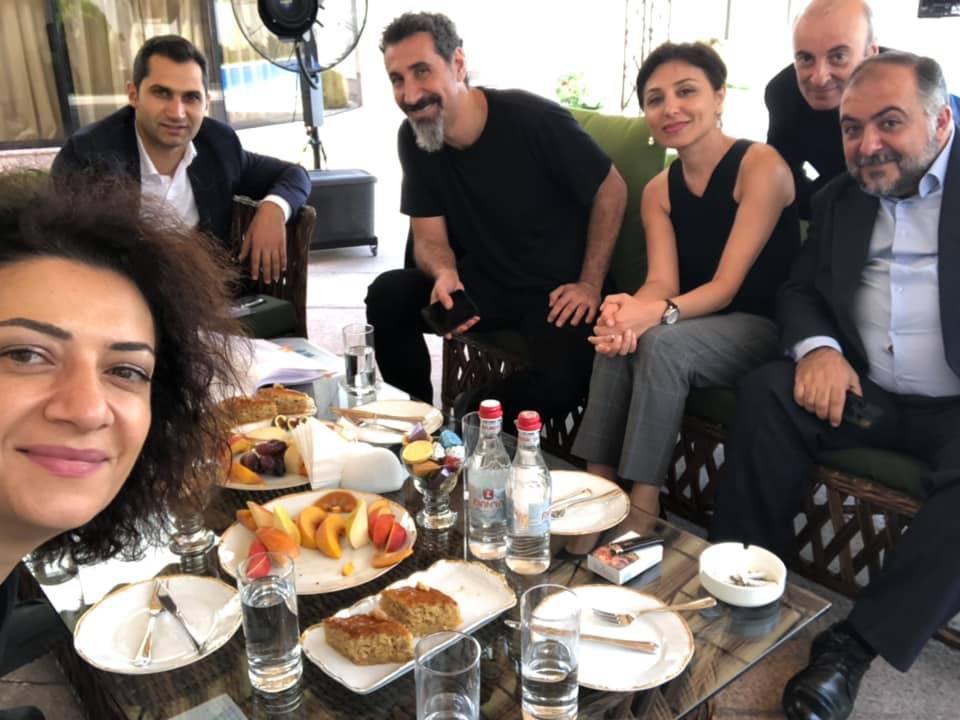 Դեռ նիստ ենք անում․ Աննա Հակոբյանը լուսանկար է հրապարակել