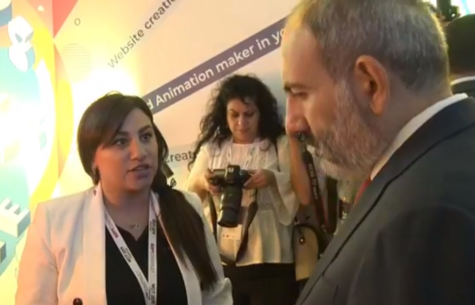 Նիկոլ Փաշինյանը շրջում է WCIT 2019 համաժողովի տաղավարներով