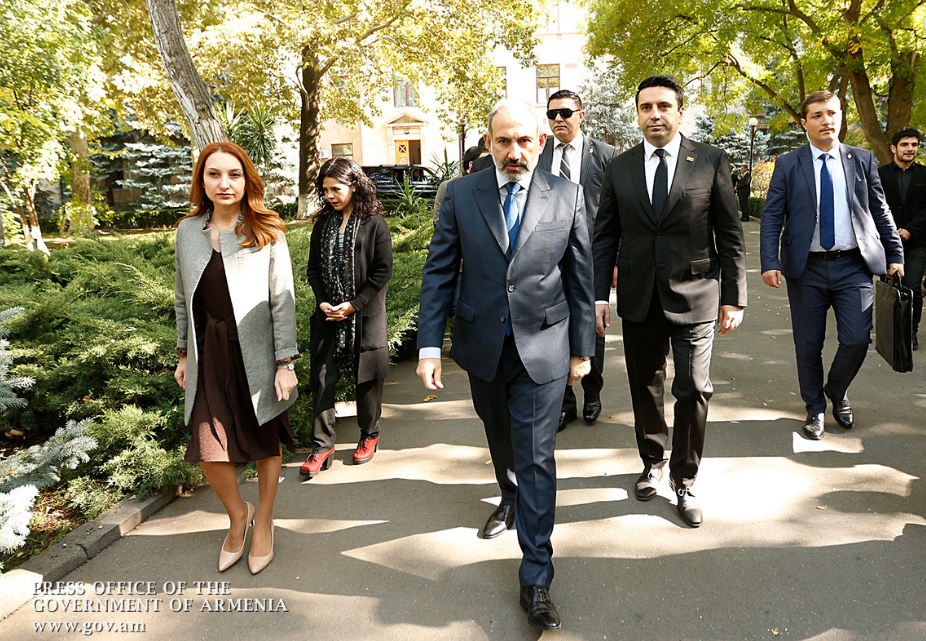 Վարչապետը հարգանքի տուրք է մատուցել հոկտեմբերի 27-ի ոճրագործության զոհերի հիշատակին