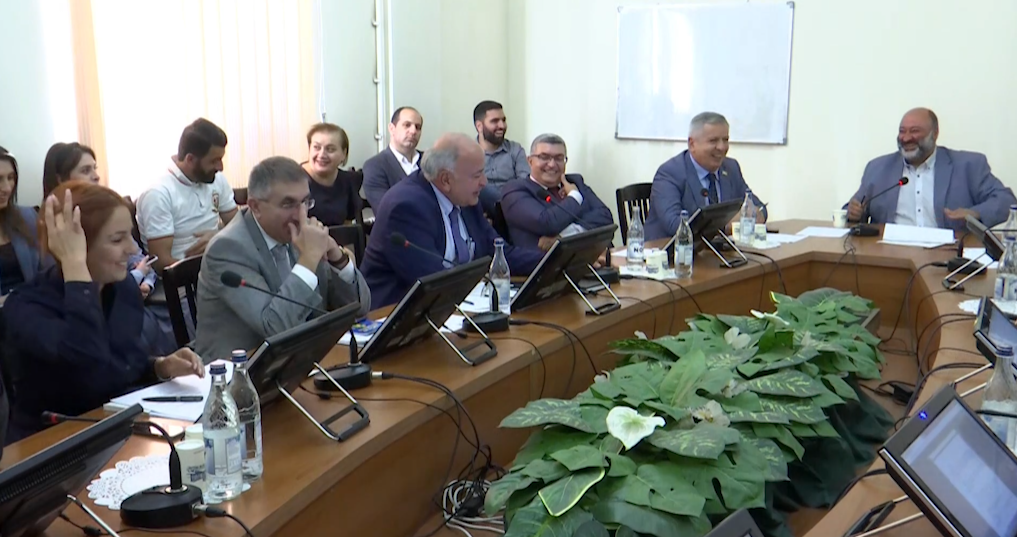 «Հայկ Մարությանը բոլորի տներում շփվում է ամբողջ օրը». ուրախ քննարկում քաղաքապետի շփվելու մշակույթի մասին